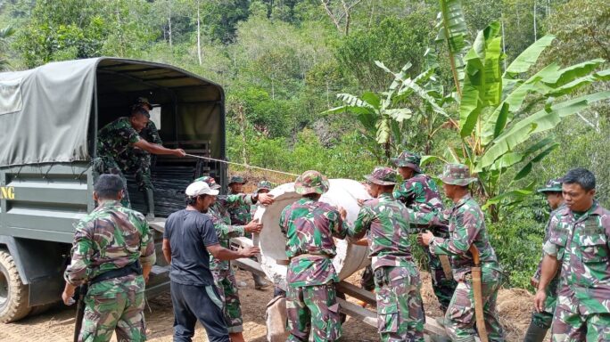 Truk TNI Turunkan Material Gorong Gorong, Di Lokasi TMMD ke -121 Desa Kemeyen.