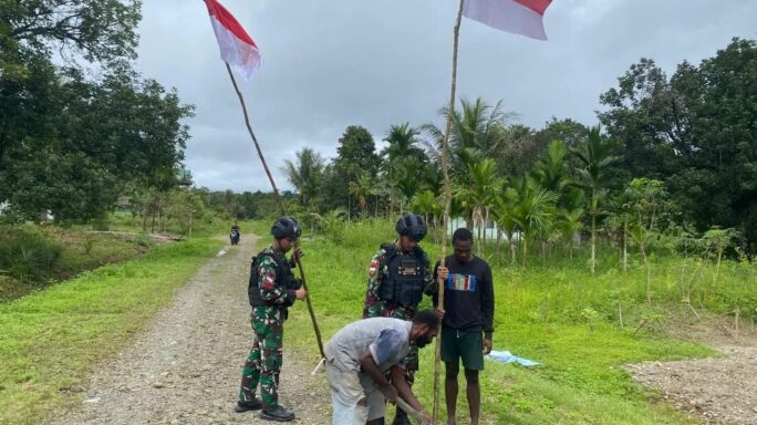 Satgas Yonif 116/GS Membagikan dan Mengibarkan Bendera Merah Putih Bersama Masyarakat Nayaro