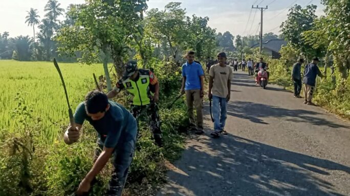 Babinsa dan Masyarakat Gotong Royong Bersihkan Jalan Desa Lhok Mee