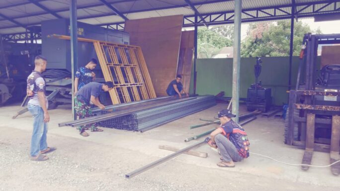 Mulainya pekerjaan Pemasangan Kanopi dan Tulisan Akrelik di SMPN 1 Banda Aceh.