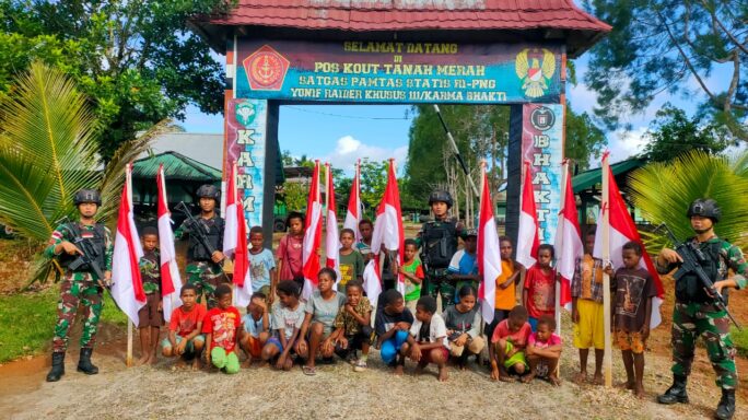 Di Tapal Batas Merah Putih Berkibar Sambut HUT Kemerdekaan RI Yang Ke – 79 : Satgas Pamtas Yonif 111/KB Perketat Pengamanan