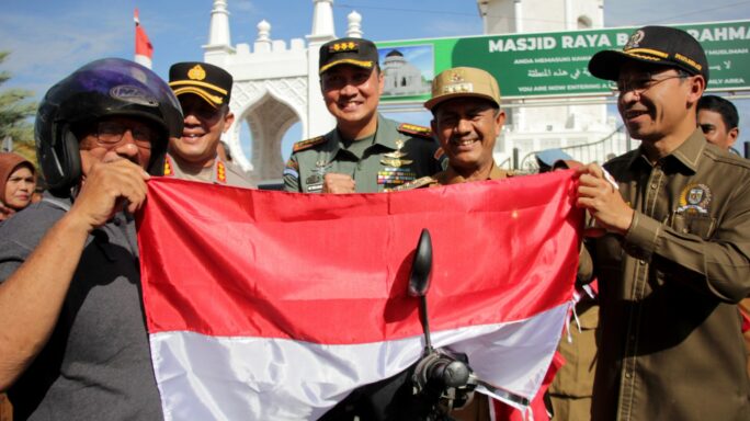 Sambut HUT Kemerdekaan RI ke-79, Dandim 0101/KBA Bersama Forkompinda Kota Banda Aceh Bagikan Bendera Merah Putih