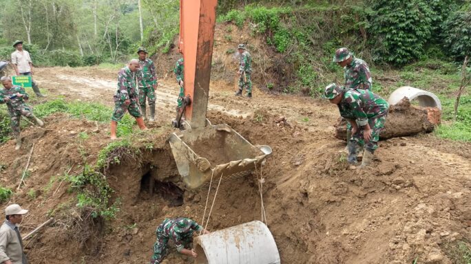 Satgas TMMD Kodim 0106/Ateng Memasang Gorong-Gorong