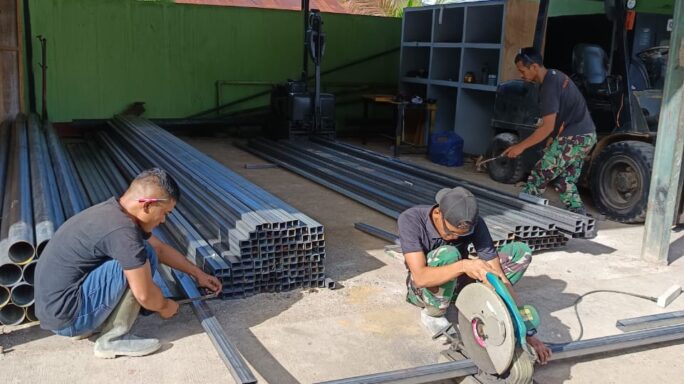 Pekerjaan Pemasangan Kanopi dan Tulisan Akrelik di SMPN 1 Banda Aceh Hari Ke 2.