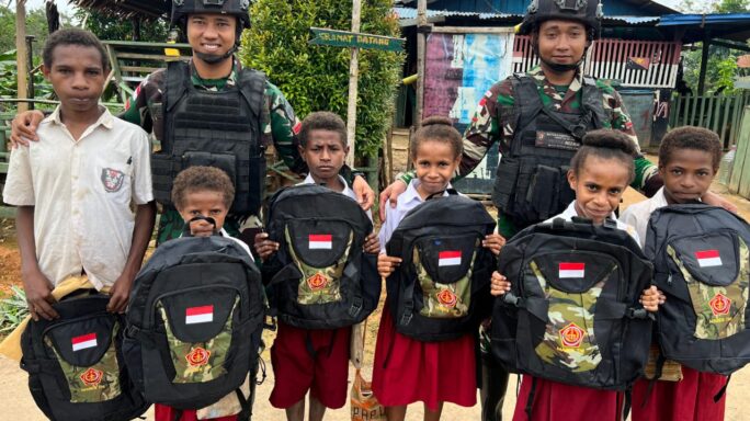 Senyum Bahagia Anak Perbatasan Papua Selatan Terima Tas Baru Dari TNI Satgas Pamtas Statis RI-PNG Yonif 111/KB