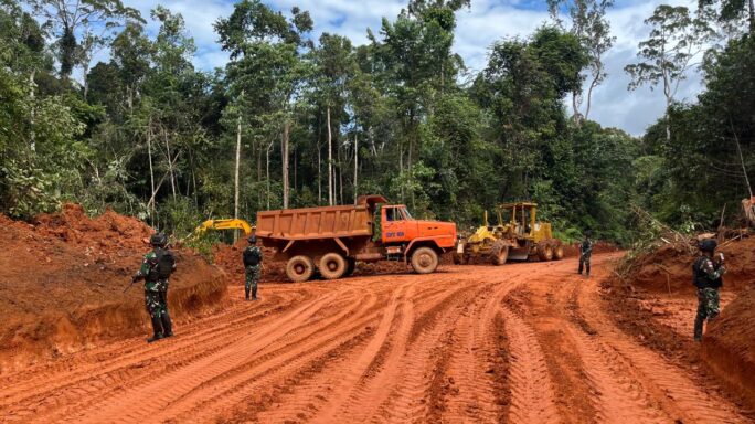 Kerjasama Dengan PT. Inocin Abadi Dengan Satgas Pamtas Statis RI-PNG Yonif 111/KB Perbaiki Jalan