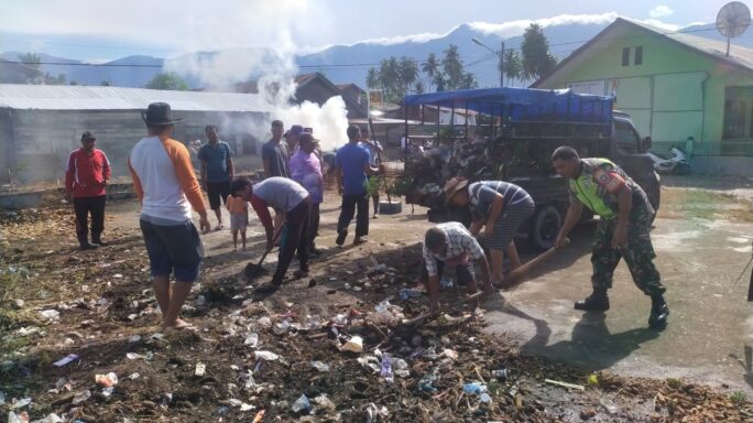 Sambut HUT Ke -79, RI Babinsa dan Masyarakat Gotong Royong Bersihkan Lingkungan.