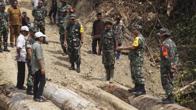 Dansatgas Letkol Kav Ino, Dampingi Tim Wasev Tinjau Lokasi TMMD