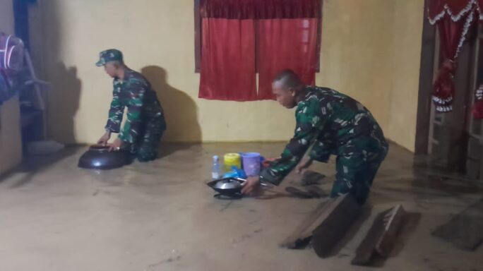 Anggota Koramil 18/Tripa Tanggapi Banjir di Pidie Jaya: Evakuasi dan Pemantauan Intensif