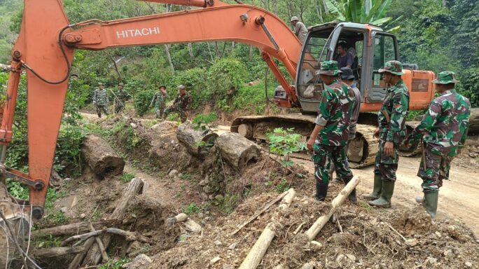 Pemasangan Gorong-Gorong Titik Ke 5, Satgas TMMD Ke 121 Gunakan Alat Berat.