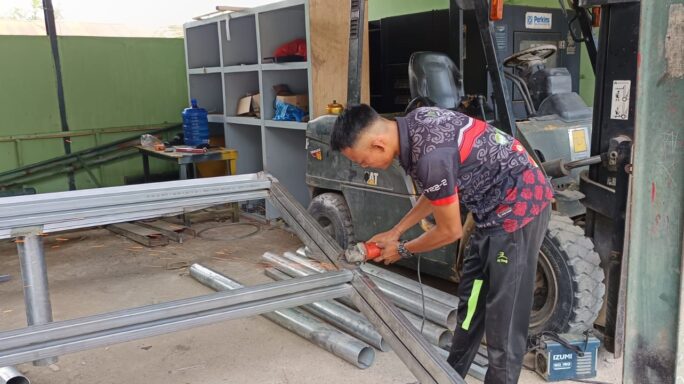 Pemasangan Kanopi dan Tulisan Akrilik di SMPN 1 Banda Aceh Memasuki Hari ke-7