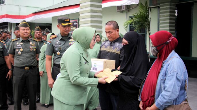 Dandim 0101/Kota Banda Aceh Berikan Bantuan kepada Anggota yang Tertimpa Musibah Kebakaran