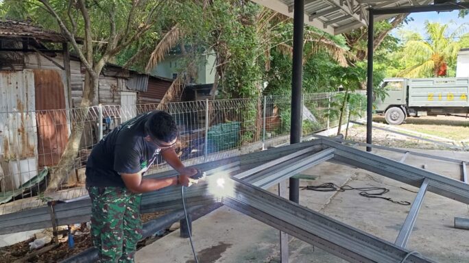Pemasangan Kanopi dan Tulisan Akrilik di SMPN 1 Banda Aceh Memasuki Hari ke-10.