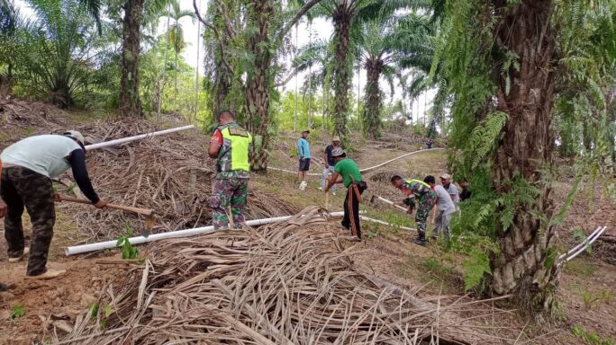 Babinsa Bersama Warga Gotong Royong Perbaiki Pipa Saluran Air Bersih.