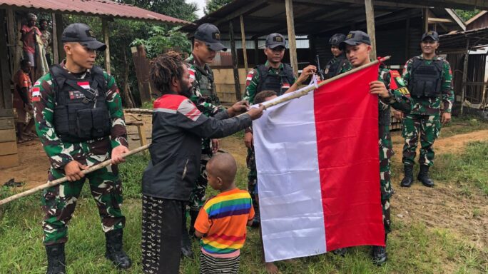 Satgas Pamtas Statis RI-PNG Yonif 111/KB dan Warga Pasang Bendera Merah Putih di Perbatasan