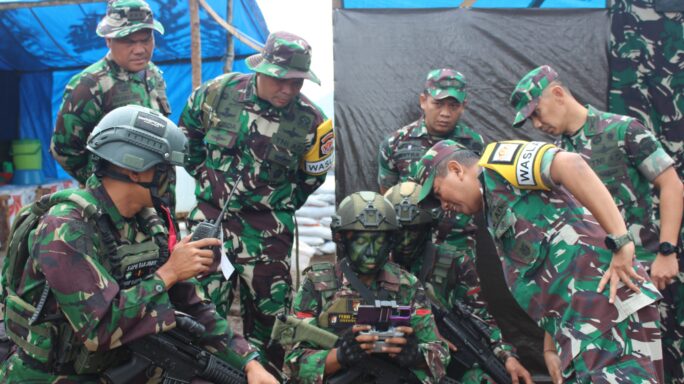 Tim Waslat Mabes AD Tinjau Latihan Proglatsiapops Sistem Blok Satgas Pamtas RI – PNG Kewilayahan Yonif 112/DJ