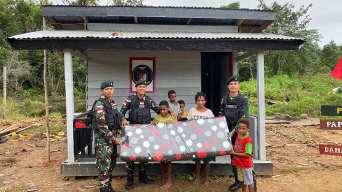 Wujud Kepedulian TNI Dari Satgas Pamtas Statis RI-PNG Yonif 111/KB Bantu Rehab Rumah Salah Satu Warga