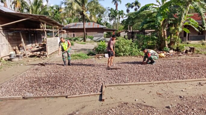 Manfaatkan Potensi Daerah Babinsa Sambangi Warga Desa Binaan Jemur Kemiri