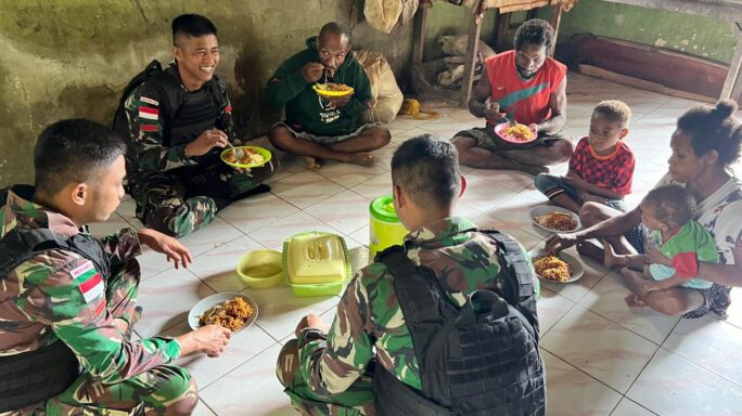 Satgas Pamtas Statis RI-PNG Yonif 111/KB Ciptakan Hubungan Kekeluargaan