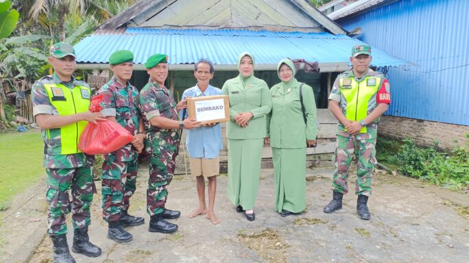 Dandim 0115/Simeulue Bersama Ketua Persit KCK Cab XXXIII Berikan Bantuan Sembako Kepada Fakir Miskin Dalam Rangka HUT RI Ke 79