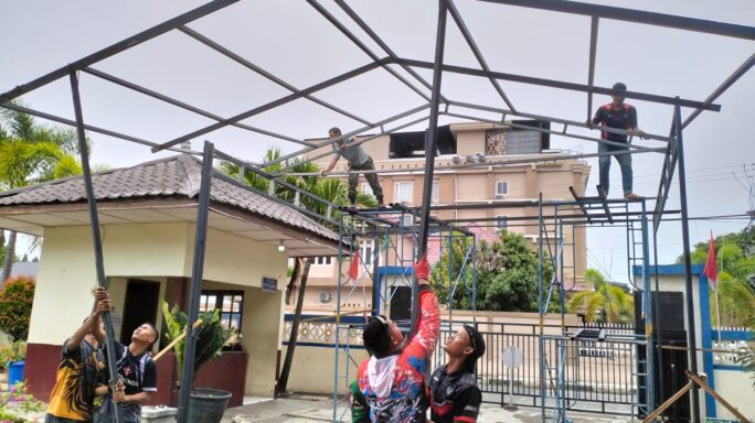 Pemasangan Kanopi dan Tulisan Akrilik di SMPN 1 Banda Aceh Memasuki Hari ke-19