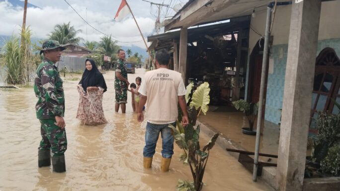 Upaya Antisipasi Terjadinya Musibah Banjir Babinsa Terus Pantau Ketinggian Debit Air Sungai