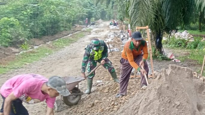 Kerja Bakti Pembuatan Talud Jalan Bentuk Kebersamaan Babinsa Dan Warga Binaan