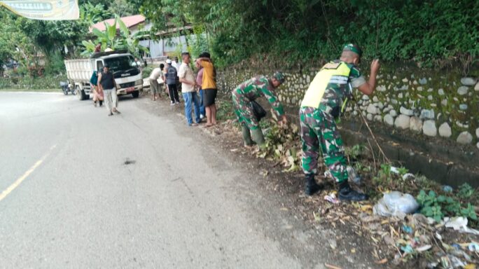 Sambut PON Ke XXI Aceh Sumut Babinsa Koramil 0108-01/Lawe Sigala Bersama Forkopimcam Dan Warga Bersihkan Jalan.