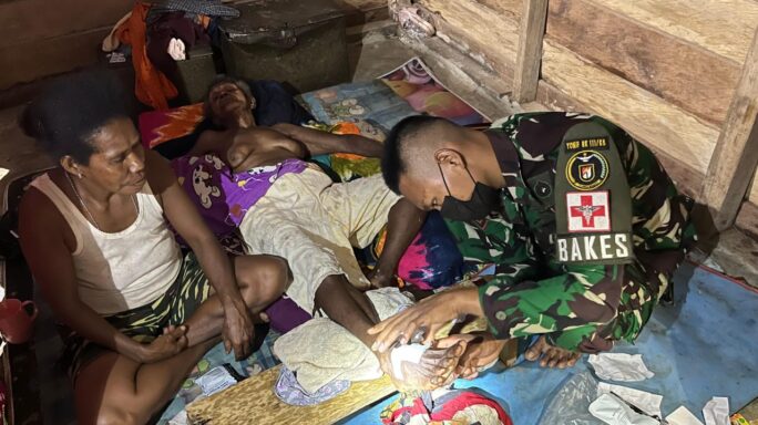 Tim Medis Satgas Pamtas Statis RI-PNG Yonif 111/KB Berikan Pertolongan Terhadap Pasien
