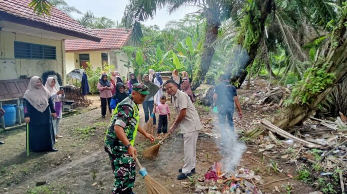 Babinsa Bersama Tim Kesehatan Puskesmas Dan Warga Gotong Royong Bersihkan Lingkungan Di Desa Jamur Jelatang