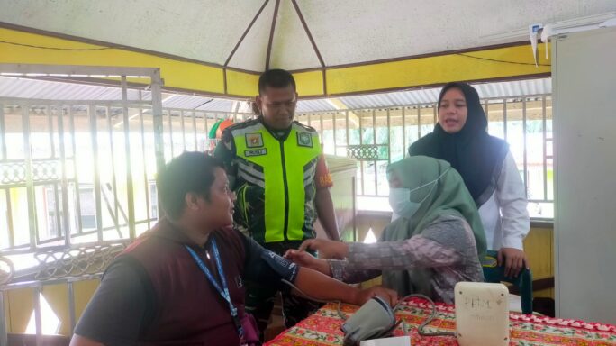 Pastikan Semua Warganya Sehat, Babinsa Koramil 02/Karang Baru Dampingi Posbindu