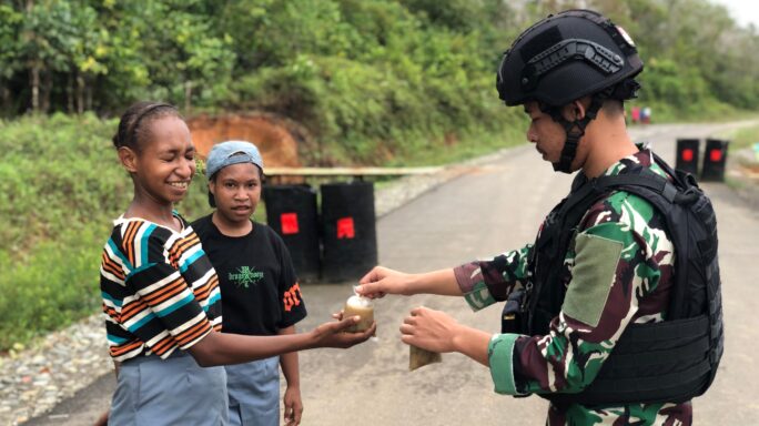 Sedikit Tapi Bermanfaat Satgas Pamtas Yonif 111/KB Bagikan Bubur Untuk Masyarakat