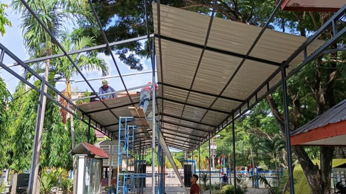 Pemasangan Kanopi dan Tulisan Akrilik di SMPN 1 Banda Aceh Memasuki Hari ke-27