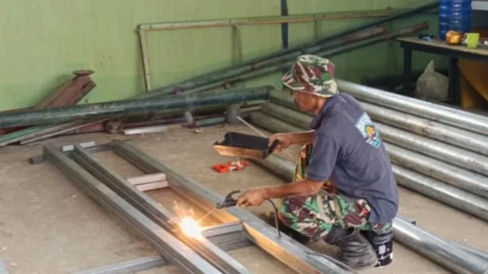 Pemasangan Kanopi dan Tulisan Akrilik di SMPN 1 Banda Aceh Memasuki Hari ke-9.