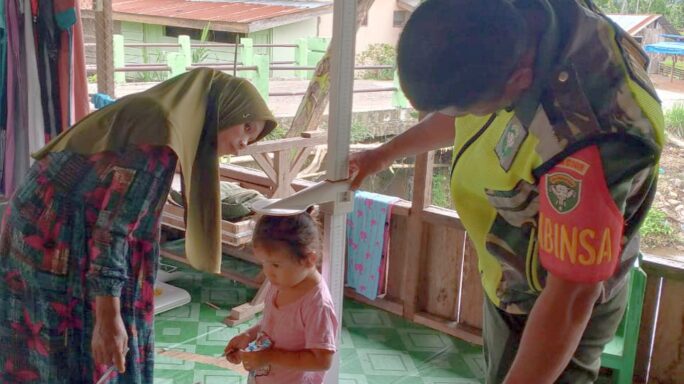 Aktif Bersama Warga Desa Binaan Babinsa Bersama Dampingi Kegiatan Posyandu.