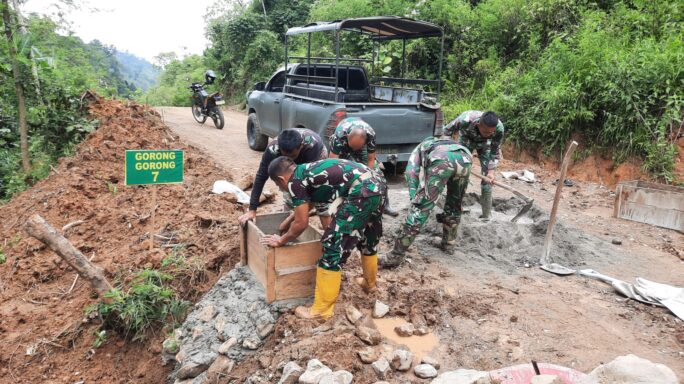 Untuk Bangunan Gorong-gorong Kuat dan Kokoh, Satgas TMMD Bangun Leneng