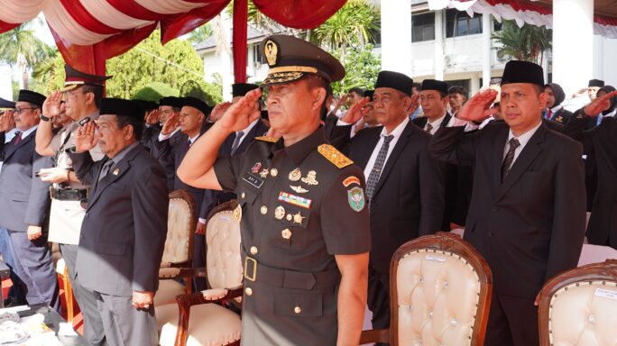 Kasdam Iskandar Muda Hadiri Upacara Peringatan Hari Pendidikan Daerah Ke-65 Tahun 2024 di Halaman Kantor Gubernur Aceh.