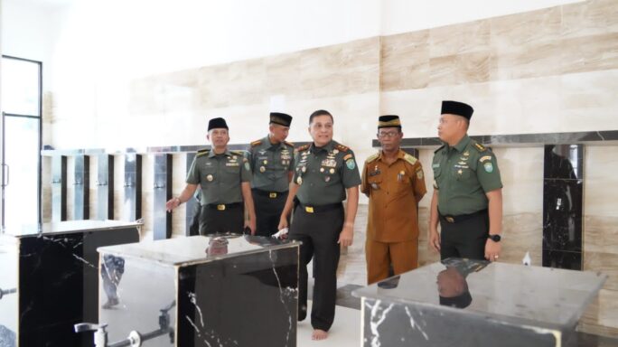 Pangdam IM Tinjau Fasilitas Baru Tempat Wudhu, Pintu Belakang dan Dinding Masjid Baiturrahim Ulee Lheue Bantuan Pangdam IM dan Paguyuban DBK Kediri.