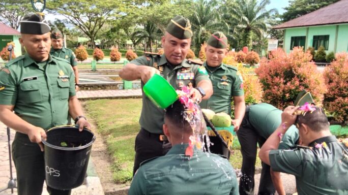 Anggota Baru Kodim 0109/Aceh Singkil Laksanakan Tradisi Satuan