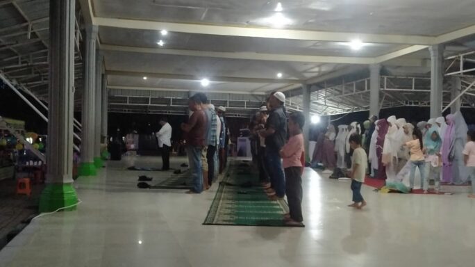 Sholat Magrib Berjamaah dan Pembacaan Surah Yassin di Tribun Sanggamara Lapangan Blang Padang.
