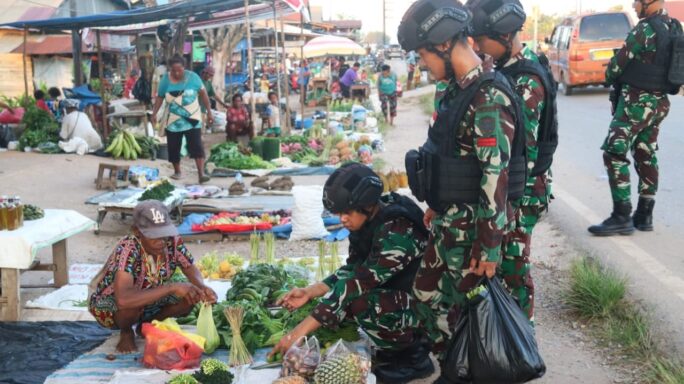 Belanja Hasil Bumi Penduduk Lokal Satgas Pamtas Statis RI-PNG Yonif 111/KB Bantu Tumbuhkan Perekonomian Masyarakat 
