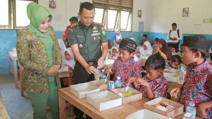 Dukung Program Pemerintah, Dandim 0105/Abar Bagikan Makanan Bergizi Di SD Negeri Lhok Male