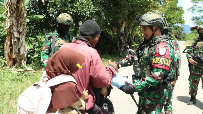 Jumat Berkah di daerah latihan, Satgas Pamtas RI-PNG Kewilayahan Yonif 112/DJ bagikan makan siang gratis untuk masyarakat