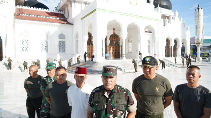 Kodam Iskandar Muda Gelar Jum’at Bersih Sambut Kontingen PON XXI di Masjid Raya Baiturrahman dan Masjid Jami’ Baiturrahim.