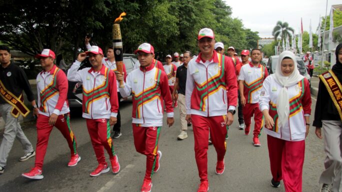 Dandim 0101/KBA bersama Forkopimda Banda Aceh Ikut Bawa Kirab Obor Api PON XXI 2024 Aceh-Sumut ke Pendopo Gubernur Aceh