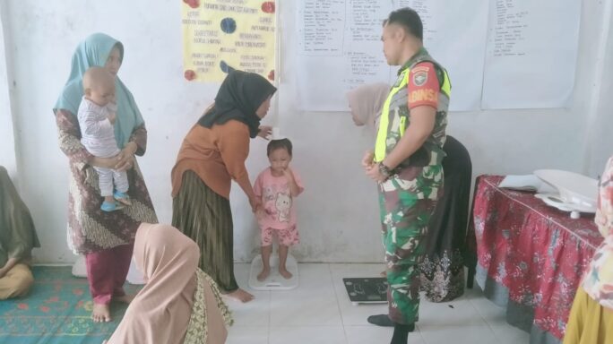 Cegah Stunting Babinsa Posramil Deleng Pokhkisen Dampingi Posyandu Di Desa Binaan.