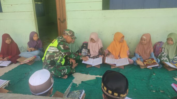 Babinsa Posramil Ketambe Turut Serta Mengajar Mengaji Anak Anak TPA