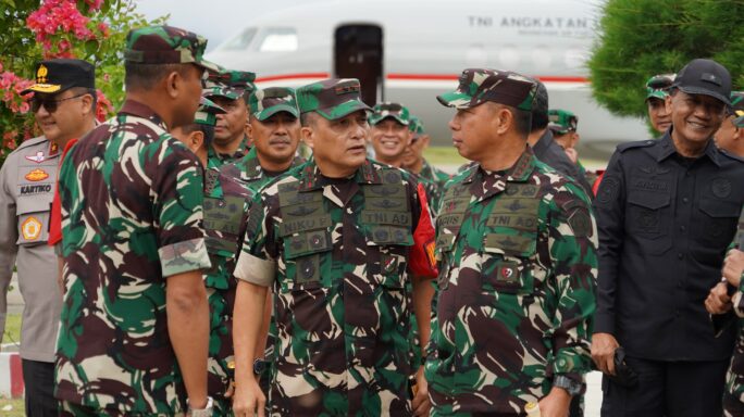 Pangdam IM Sambut Kedatangan Panglima TNI di Lanud SIM.