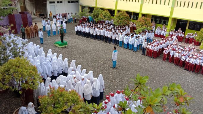 Tumbuh Kembangkan Rasa Cinta Tanah Air, Batih Wanwil Staf Teritorial Kodim 0105/Abar Pimpin Upacara Bendera Di SD IT Teuku Umar