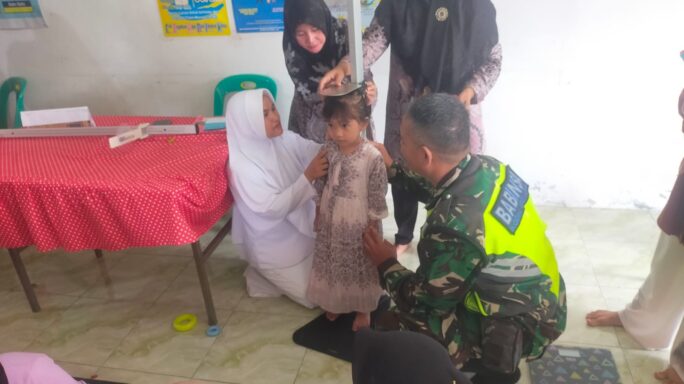 Dampingi Posyandu, Bukti Nyata Babinsa 02/Karang Baru Peduli Kesehatan Warganya Terutama Balita